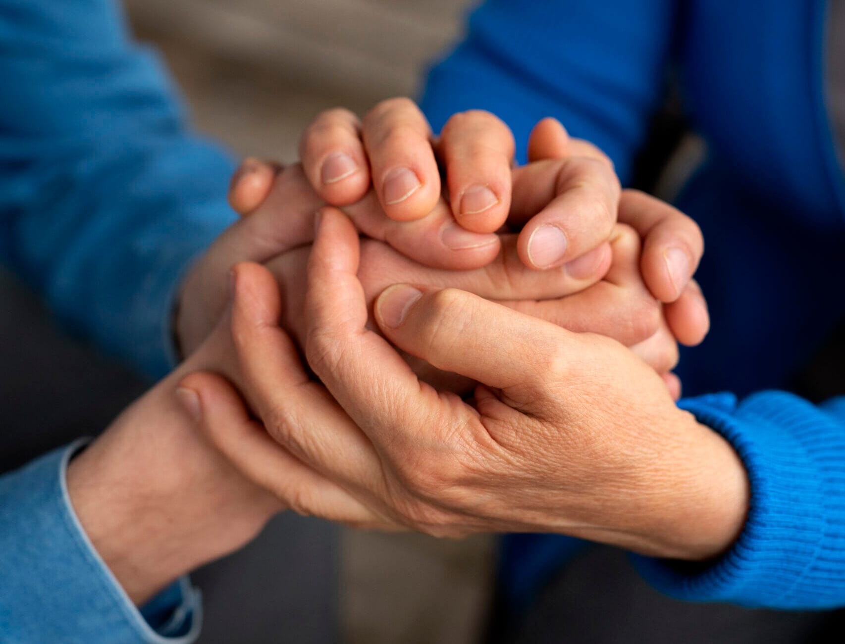 Mains entrelacées pour aider son prochain